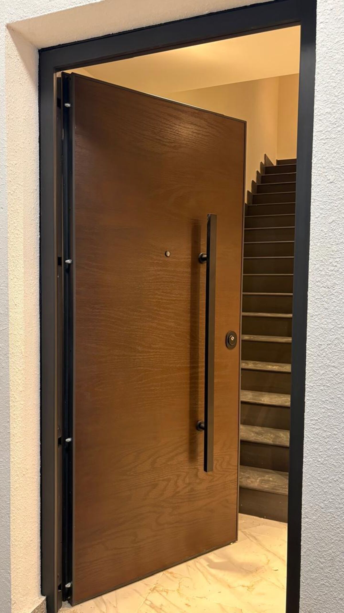 Reportage Village — entrance door